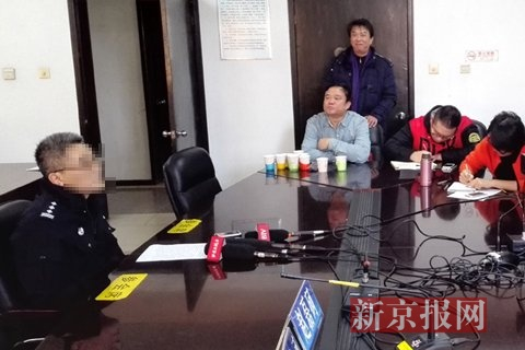 办案民警介绍破获绑架儿童案案情。新京报记者 林野 摄