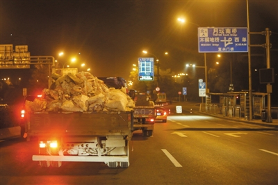 11月17日，一辆装满建筑垃圾的无牌渣土车行驶在二环上。