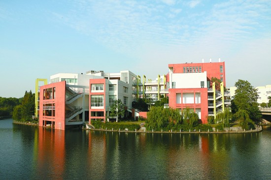 南昌大学前湖校区教学楼。 廖灿新/供图