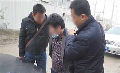 事发小区附近，民警控制了一名犯罪嫌疑人。 警方供图