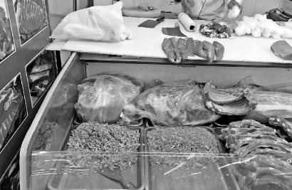 　　《超市生鲜食品包装和标签标注管理规范（征求意见稿）》公布超市不得将生鲜肉预先剁成肉馅销售，以后去超市买肉馅得现绞 新文化记者 阚旋 摄