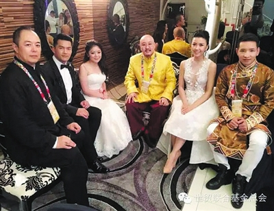 　　白玛奥色与张铁林、吕良伟等明星合影。公开报道显示，白玛奥色与不少明星渊源颇深。本版图片据“世贸联合基金总会”官网