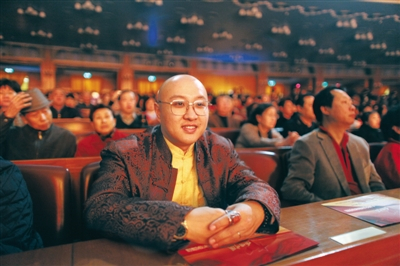 资料图：2009年，白玛奥色受邀观看某场演出。