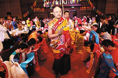 8月23日，香港，白玛奥色主持法会。网站截图