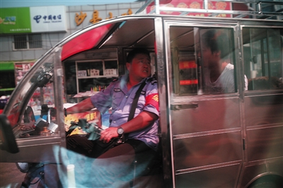 5月27日，李栋带着5000元钱与给他留纸条的男子会面，对方称能帮忙拿回被扣车辆。