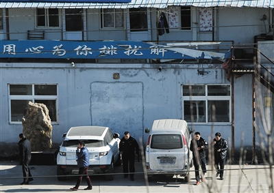 11月26日，多名身着黑色制服的停车场员工查完黑车返回停车场。