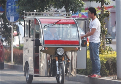 李栋将装着5000元钱的纸袋递给“留纸条男子”。