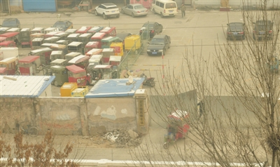 　　11月26日，马伟（化名）花了1500元钱，从北京楹苑停车场赎出他的红色三轮车。11月16日马伟在大红门地铁站拉活时，三轮车被身着黑色制服人员查扣。