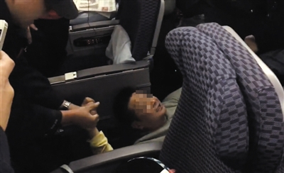 6日，警察在控制卢勇。卢勇在此过程中不断反抗。视频截图