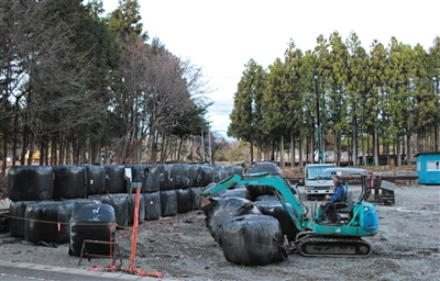松村使用农用机械整理从北海道运来的无污染牧草，每捆大约1万日元（折合人民币500多元）。