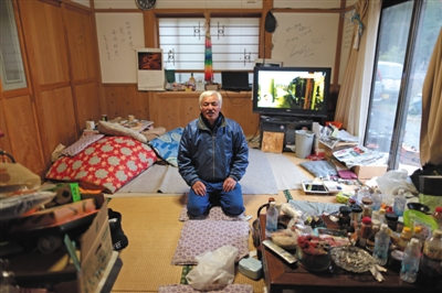 松村在自己客厅，四年多来，他吃住都在这处十几平米的空间。