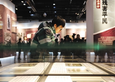 　　昨日，市民观看档案。当日，多件南京大屠杀日军罪行新佐证在中国人民抗日战争纪念馆展出。新京报记者 卢淑婵 摄