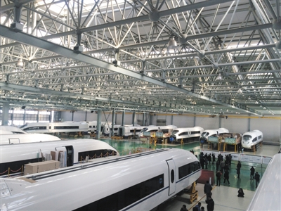 　　12月11日上午，在首届“车迷有约走进中车”活动中，来自全国的67名车迷走进长客公司动车组装配车间内参观。 本版图片/新京报记者 贾世煜 摄