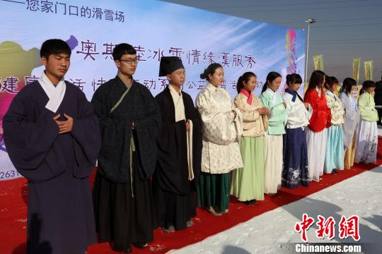 图为雪地里传统服装展示。 罗云鹏 摄