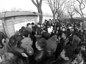 　　昨天下午3时起，前海冰场因为气温升高、游客过多限流。售票处排起了长队，游客们期待有机会“放票”进入冰场。北京晨报记者 史春阳/摄