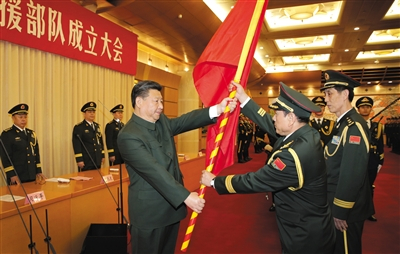 习近平将军旗郑重授予火箭军司令员魏凤和、政治委员王家胜。新华社记者 李刚 摄