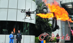广州供电局用喷火式无人机来清除悬挂物。