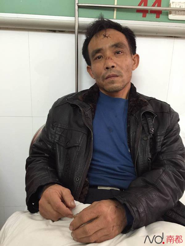 46岁的村长从凶犯的刀下救出两岁的幼儿。