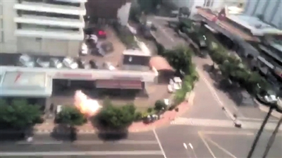 14日，雅加达发生多起爆炸，图为爆炸现场腾起浓烟。图/CFP