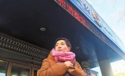 身份证办不下来，殷女士很着急 新文化记者 王强 摄