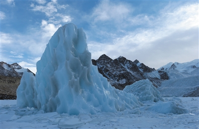 冰冻期，湖面上竖立着几米到十几米高的冰山。