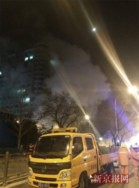 事发现场。热水喷出十几米高，白色热气弥漫，超过十几层楼高。摄影 新京报记者 周岗峰
