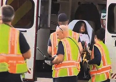 一名伤者被送上救护车。