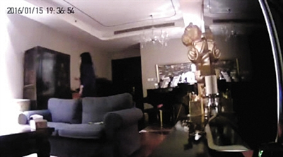 　　1月15日，一名女粉丝闯入北京某小区的一赵姓男歌手家中，裸身在其家中浴缸泡澡并使用赵某的浴巾、拖鞋等物品。视频截图