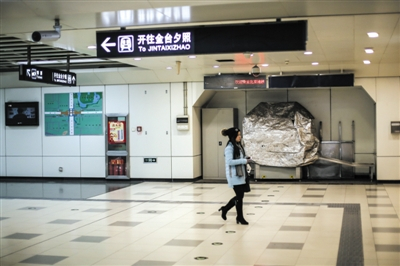 　　1月21日，地铁6号线和10号线呼家楼站。该站共有6个出入口，但有两个出入口暂缓开通。新京报记者 彭子洋 摄