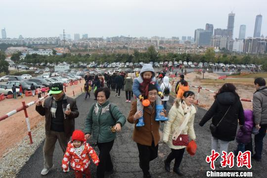 市民携老扶幼前往景区观赏雪景。 蒋雪林 摄
