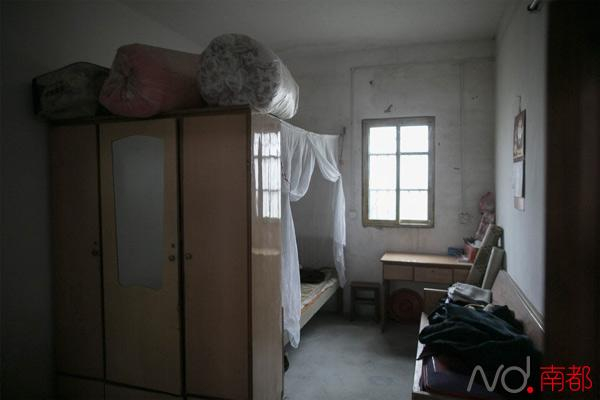 刘纪平的房间整洁赶紧，一直保持他离开后的模样。