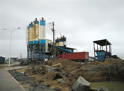 　　1月21日，福建平潭金井湾港区1号码头正在施工。当地高姓商人称，该码头原本为其公司取得使用权的船坞码头项目，但龚清概上任后推翻该项目，因此他一直在实名举报龚。