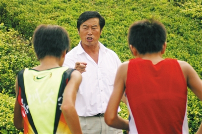 体制原因、发放奖金不公、禁药的伤害，都是马家军当年发生“兵变”的原因。一文 摄