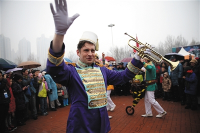 2015年2月20日，朝阳公园庙会洋乐队为游客表演。