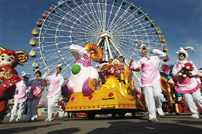 2015年2月12日，石景山游乐园，花车在园内巡游表演。