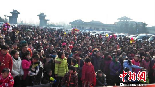 芒砀山景区摩肩接踵的游人 董飞 摄