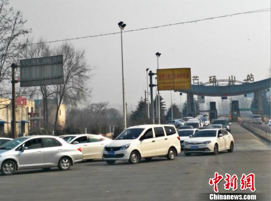 连霍高速路芒砀山下口严重拥堵 董飞 摄