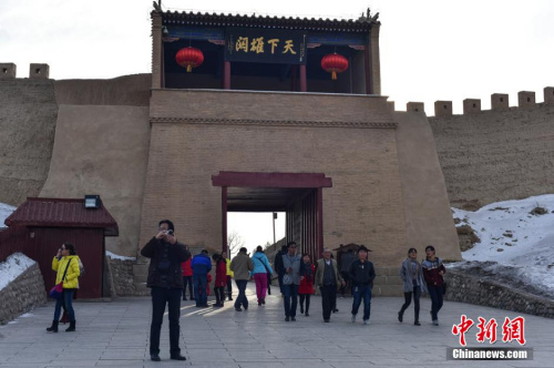 　　春节期间，甘肃嘉峪关关城文物景区游客络绎不绝，游客们走在古城墙上，感受天下第一雄关的气魄。师永红 摄