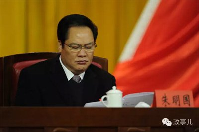 “政事儿”（微信ID：gcxxjgzh）注意到，广东省原政协主席朱明国是在机场被纪委人员带走的。