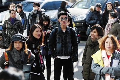 15日，中国传媒大学艺考现场，一名男生在等待入场。