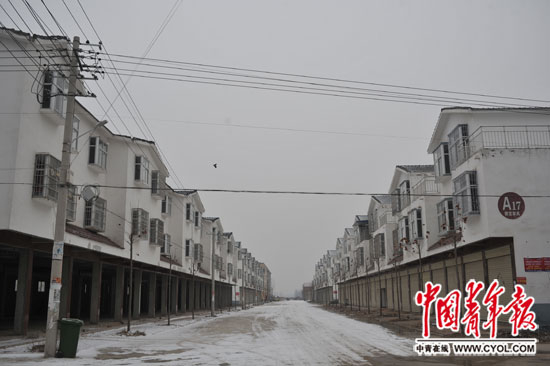 　　2016年1月31日，河南省开封市通许县玉皇庙镇，建了几年的毛坯房早已销售一空。业主都是适婚年龄的男性，他们大部分婚后会将空房转卖给其他未婚男子。本报记者 李隽辉/摄