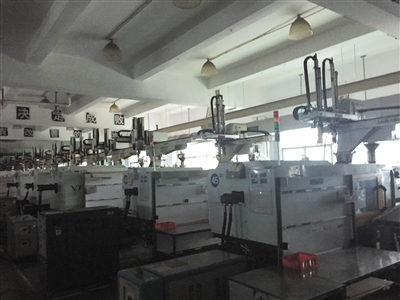 福昌厂房内工人寥寥，大批设备闲置。