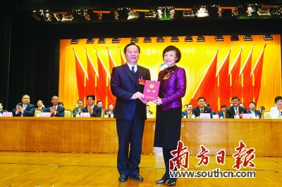 徐建华为新一任市政协主席李小梅颁发证书。