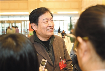 昨日，政协委员王兴东在会议驻地报到。新京报记者 王贵彬 摄