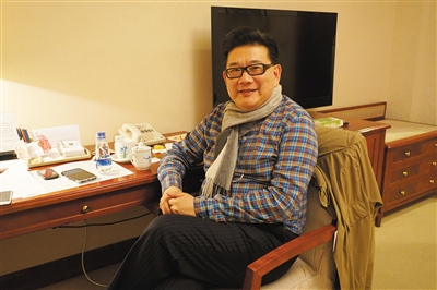 昨日，曹可凡在上海代表团驻地。新京报记者 马俊茂 摄