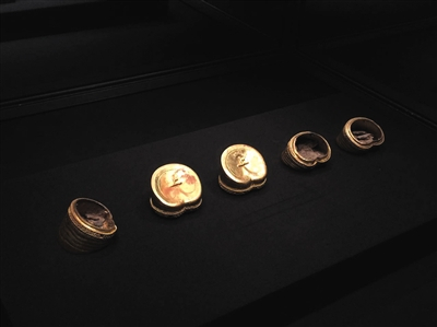 在首博展出的海昏侯墓马蹄金。