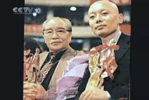 △父子同台领奖