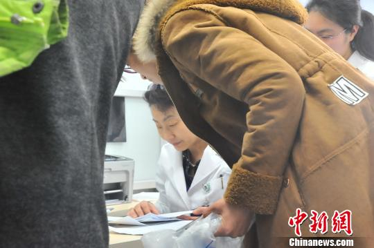 　　3月2日早上9点，北京儿童医院内分泌遗传代谢中心主任巩纯秀正式开启问诊工作，直至晚上8点，她的问诊工作才结束，这一天，她总共诊断了72位患儿。图为巩纯秀白天的工作场景。吕春荣 摄