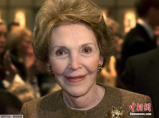 　　当地时间3月6日，美国第40任总统罗纳德·里根之遗孀、前第一夫人南希·里根在加州逝世，享年94岁。罗纳德·里根总统基金会和图书馆当天在声明中说，南希·里根6日在位于洛杉矶的家中逝世，死因是心力衰竭。（资料图）