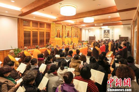 　　2016年3月10日，农历二月初二，中国佛教圣地五台山黛螺顶寺内僧众云集，威仪严整，这里正在举行二月二供佛斋天祈福法会，以祈愿世界和平，消灾免难，民众增福延寿。 悟慈 摄